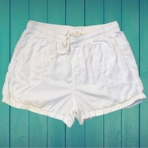 C&C California Front And Back Pocketed White Shorts Size Large